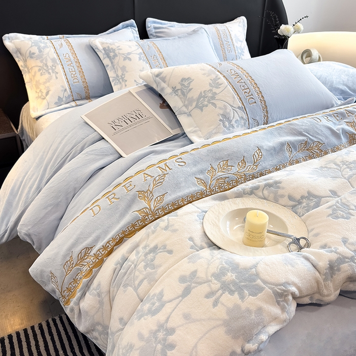 91家纺网 家纺一手货源 找家纺 卡罗兰 2025新款牛奶绒雕花四件套 花影-天蓝