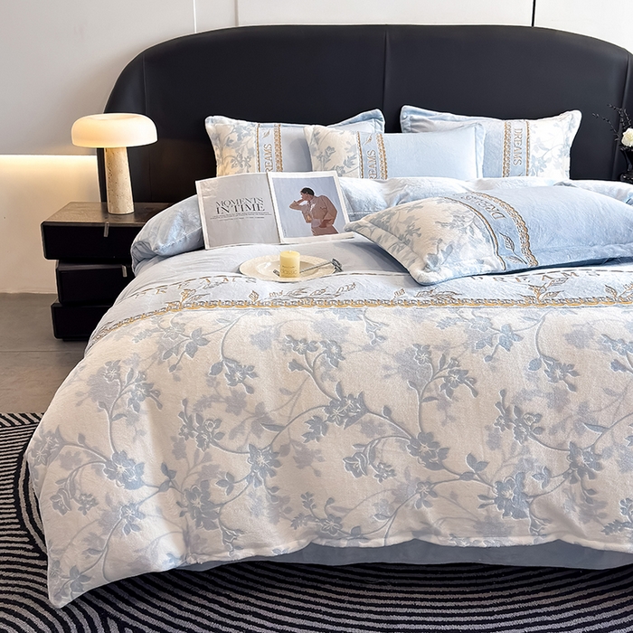 91家纺网 家纺一手货源 找家纺 卡罗兰 2025新款牛奶绒雕花四件套 花影-天蓝