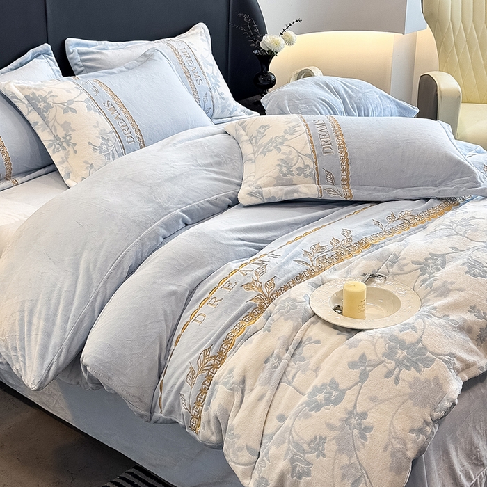 91家纺网 家纺一手货源 找家纺 卡罗兰 2025新款牛奶绒雕花四件套 花影-天蓝