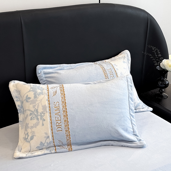 91家纺网 家纺一手货源 找家纺 卡罗兰 2025新款牛奶绒雕花四件套 花影-天蓝