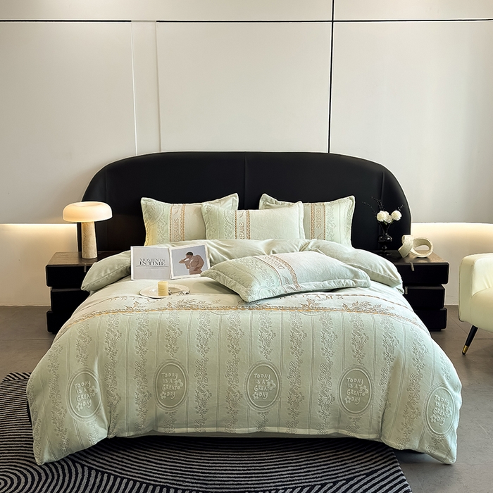 91家纺网 家纺一手货源 找家纺 卡罗兰 2025新款牛奶绒雕花四件套 叶语-抹茶