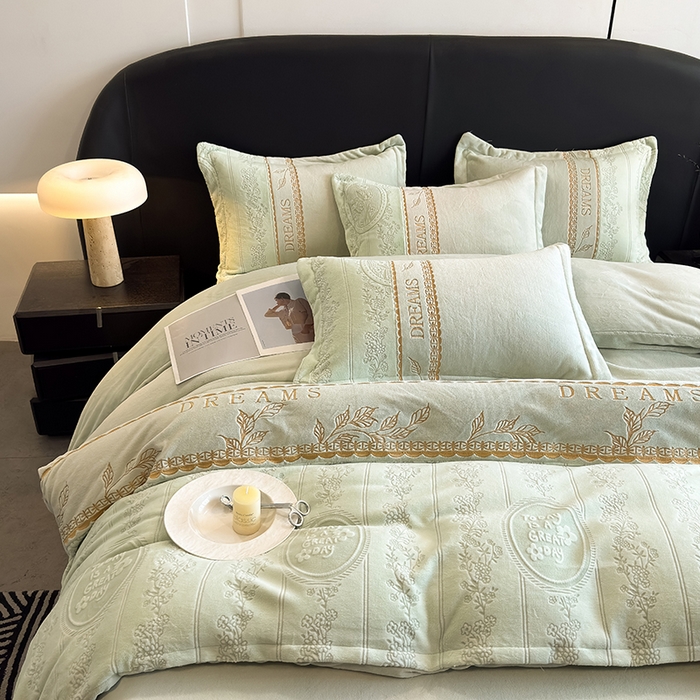 91家纺网 家纺一手货源 找家纺 卡罗兰 2025新款牛奶绒雕花四件套 叶语-抹茶