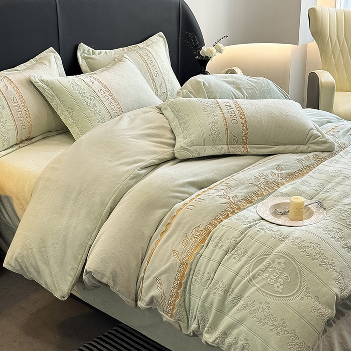 91家纺网 家纺一手货源 找家纺 卡罗兰 2025新款牛奶绒雕花四件套 叶语-抹茶