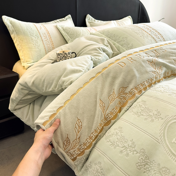 91家纺网 家纺一手货源 找家纺 卡罗兰 2025新款牛奶绒雕花四件套 叶语-抹茶