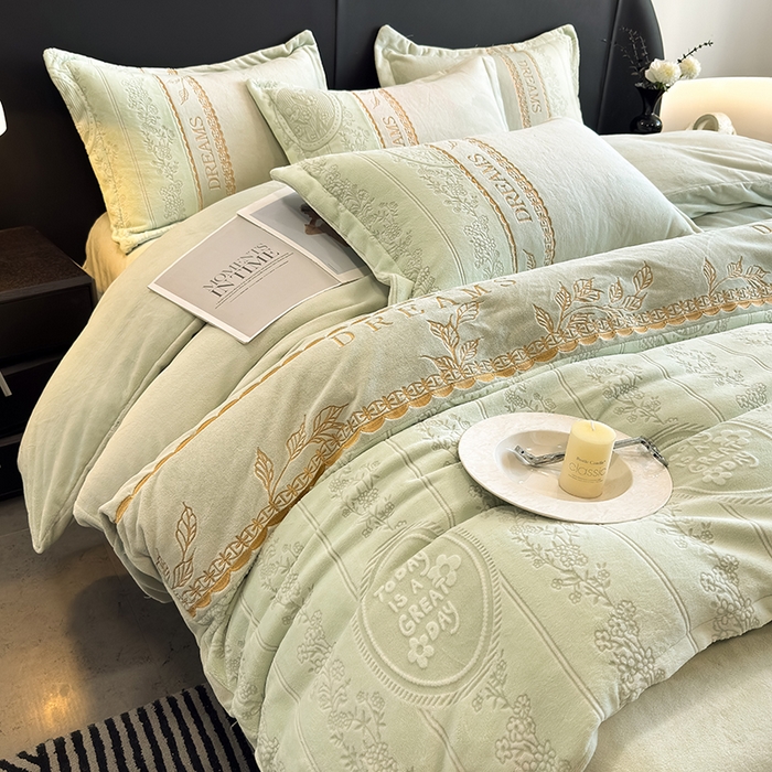 91家纺网 家纺一手货源 找家纺 卡罗兰 2025新款牛奶绒雕花四件套 叶语-抹茶