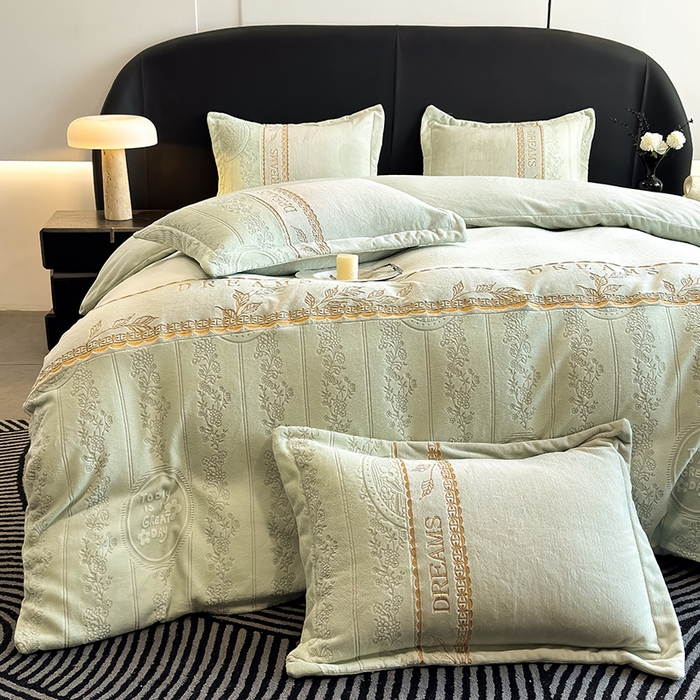 91家纺网 家纺一手货源 找家纺 卡罗兰 2025新款牛奶绒雕花四件套 叶语-抹茶