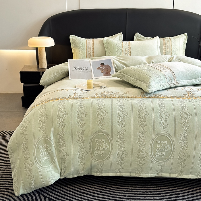 91家纺网 家纺一手货源 找家纺 卡罗兰 2025新款牛奶绒雕花四件套 叶语-抹茶