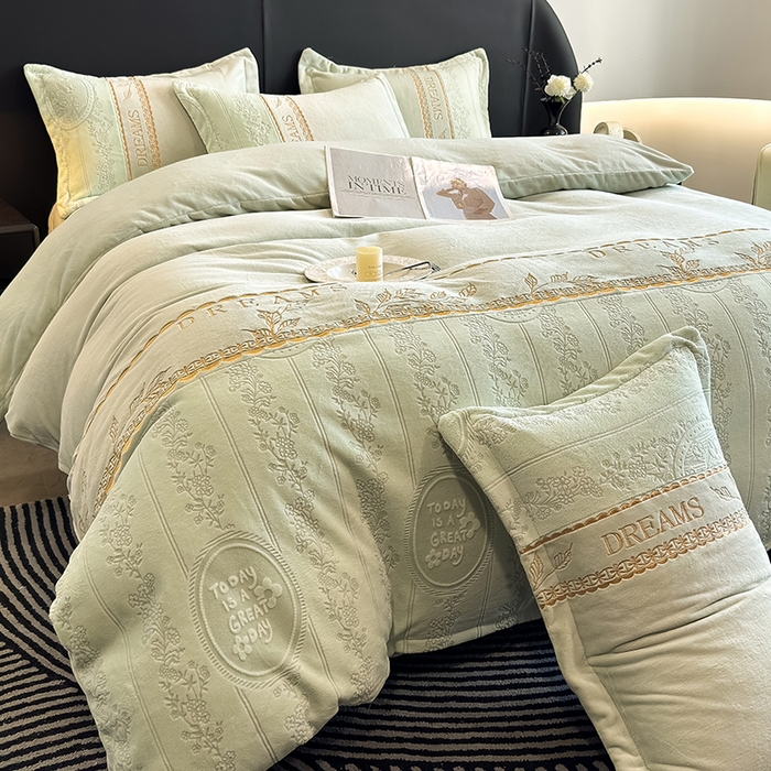 91家纺网 家纺一手货源 找家纺 卡罗兰 2025新款牛奶绒雕花四件套 叶语-抹茶