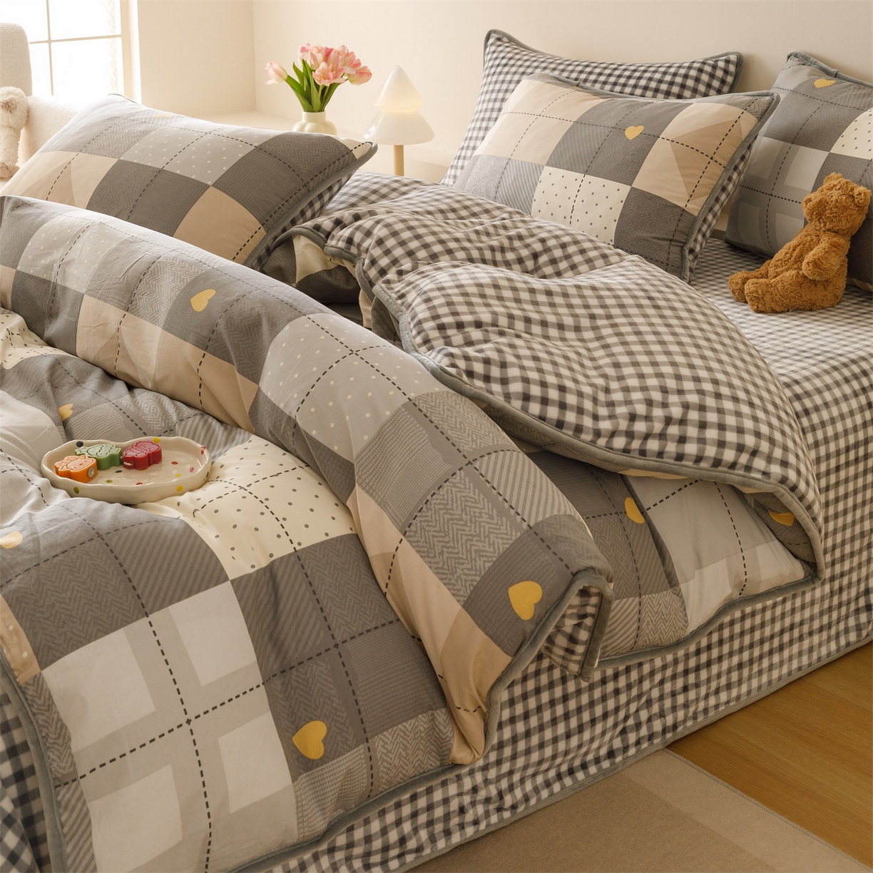 91家纺网 家纺一手货源 找家纺 红粉佳人家纺 2025新款A类棉加绒印花四件套 积木格子