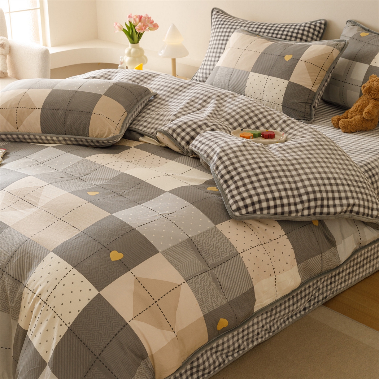 91家纺网 家纺一手货源 找家纺 红粉佳人家纺 2025新款A类棉加绒印花四件套 积木格子