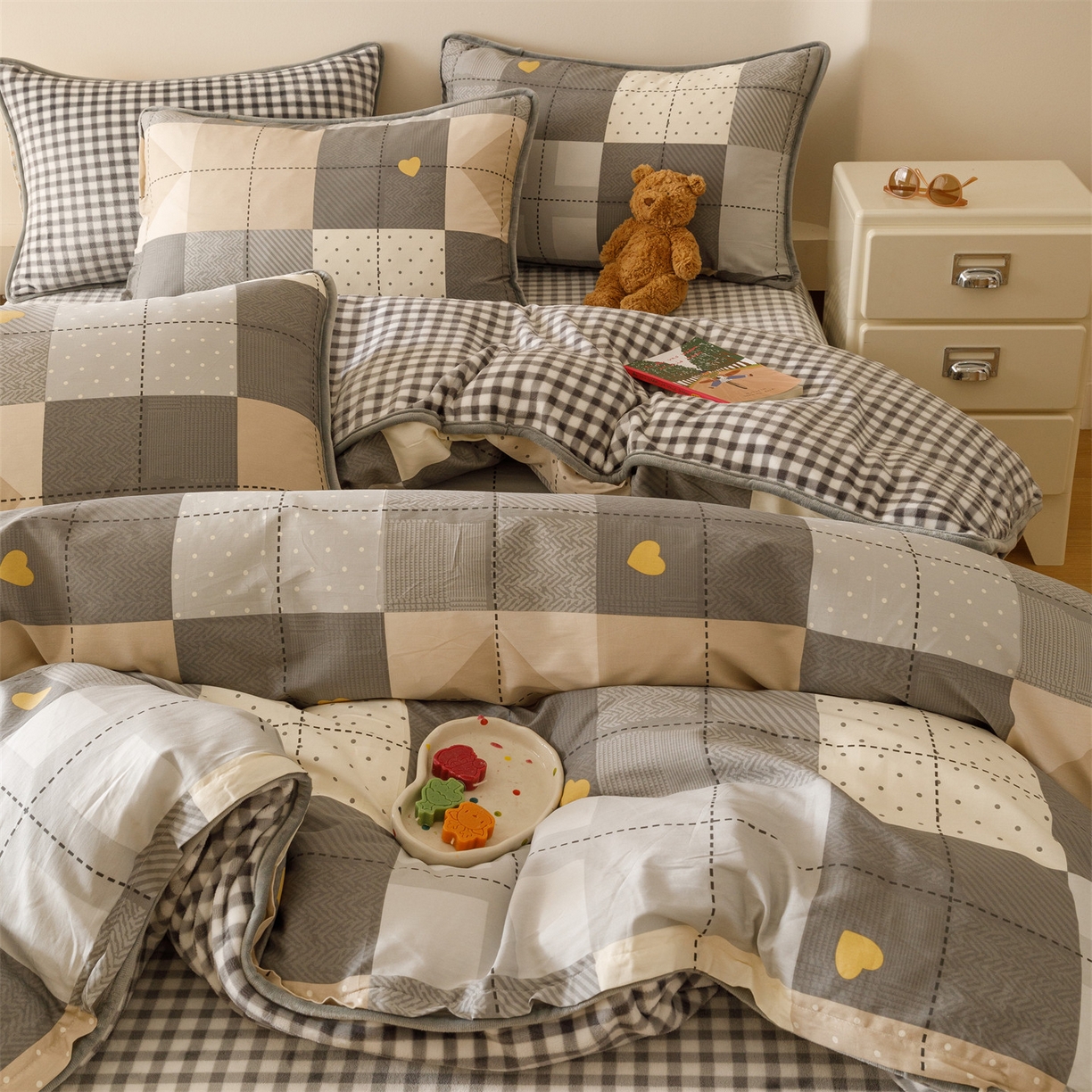 91家纺网 家纺一手货源 找家纺 红粉佳人家纺 2025新款A类棉加绒印花四件套 积木格子