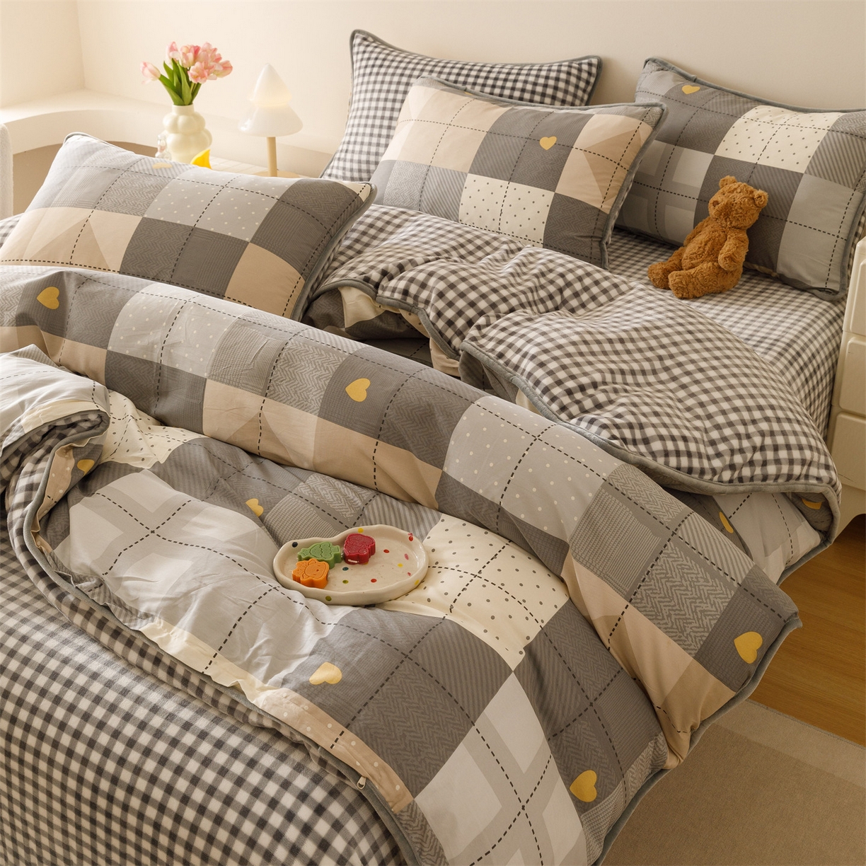 91家纺网 家纺一手货源 找家纺 红粉佳人家纺 2025新款A类棉加绒印花四件套 积木格子