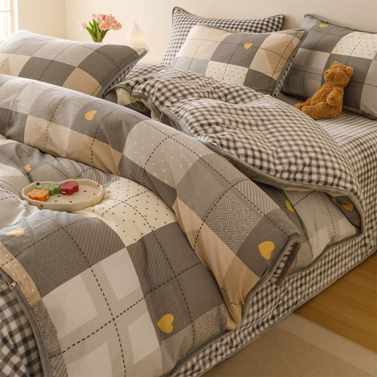 91家纺网 家纺一手货源 找家纺 红粉佳人家纺 2025新款A类棉加绒印花四件套 积木格子