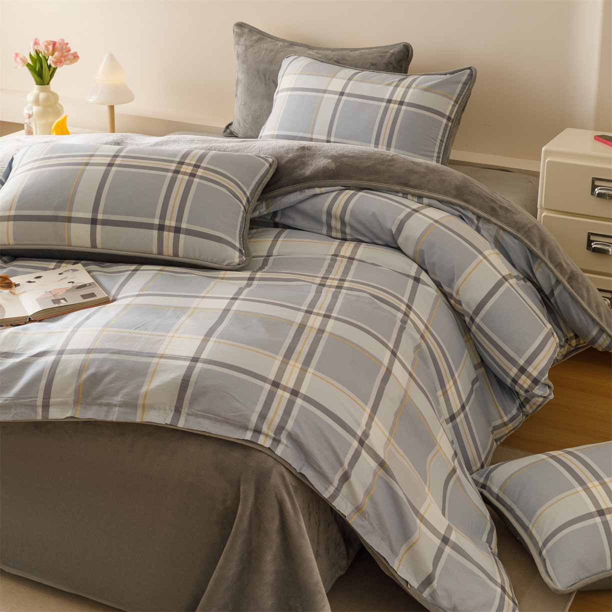 91家纺网 家纺一手货源 找家纺 红粉佳人家纺 2025新款A类棉加绒印花四件套 简格风尚