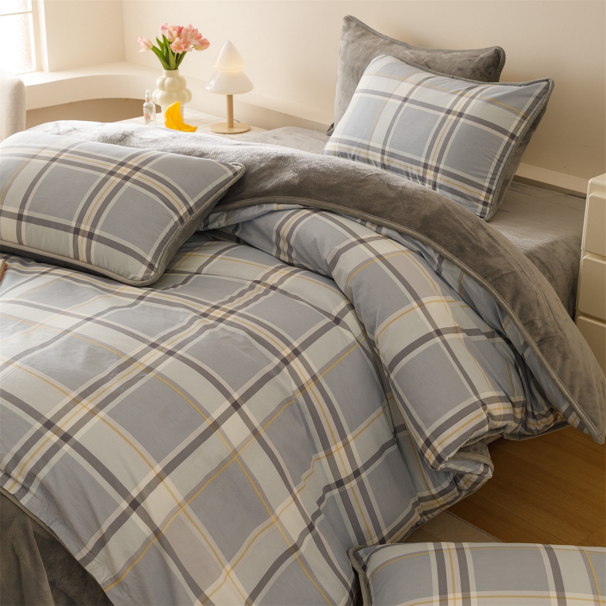 91家纺网 家纺一手货源 找家纺 红粉佳人家纺 2025新款A类棉加绒印花四件套 简格风尚