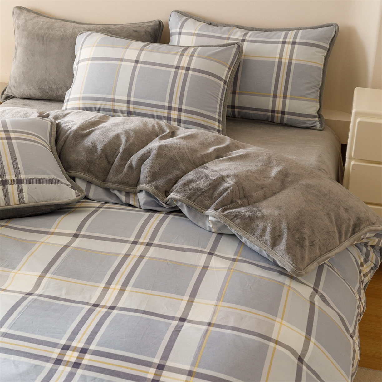 91家纺网 家纺一手货源 找家纺 红粉佳人家纺 2025新款A类棉加绒印花四件套 简格风尚