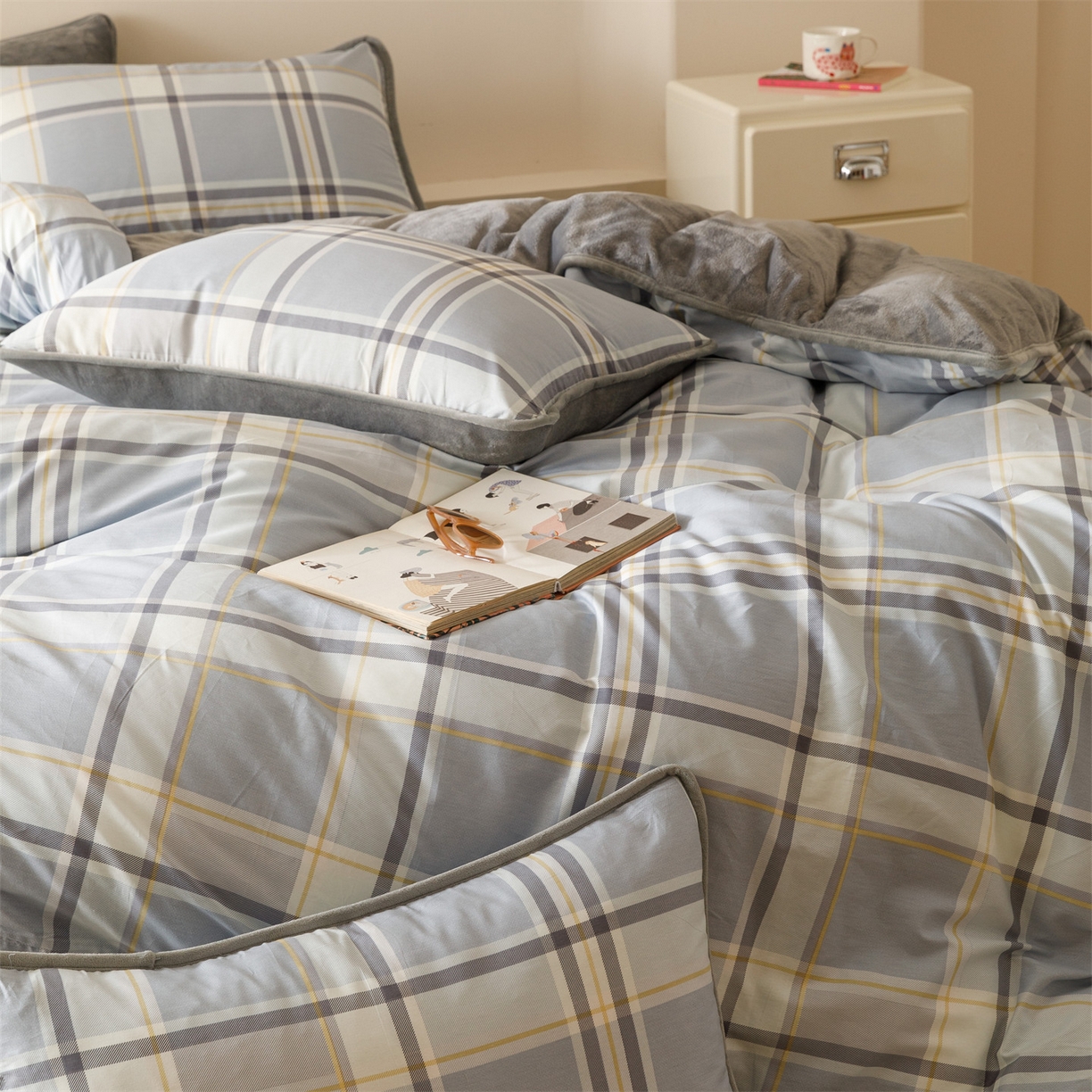 91家纺网 家纺一手货源 找家纺 红粉佳人家纺 2025新款A类棉加绒印花四件套 简格风尚