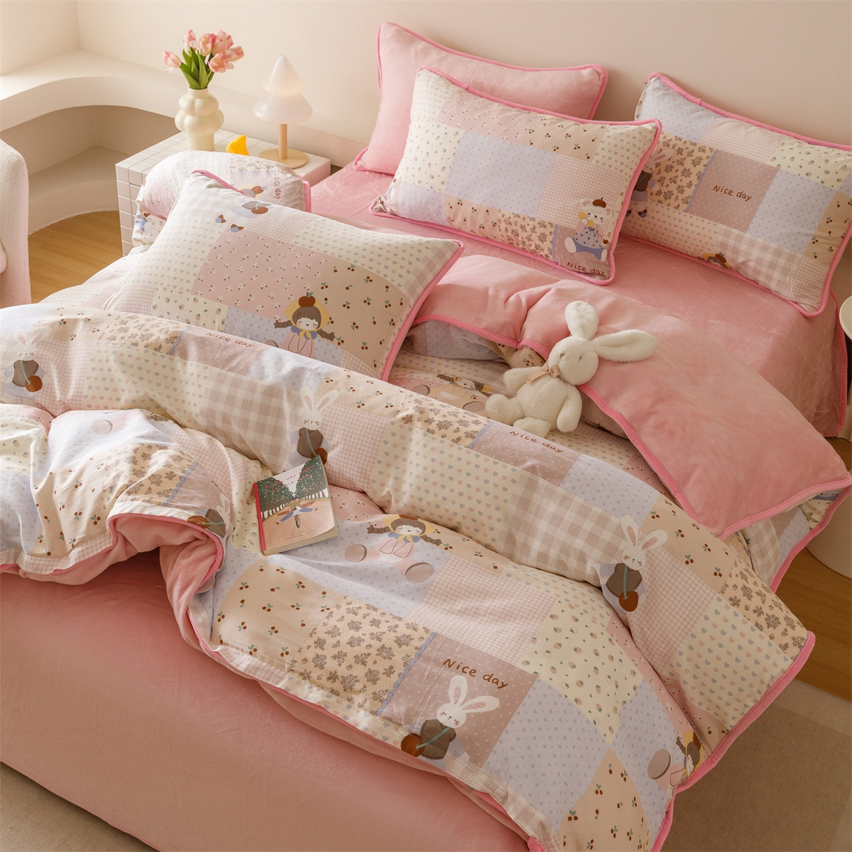 91家纺网 家纺一手货源 找家纺 红粉佳人家纺 2025新款A类棉加绒印花四件套 快乐聚会