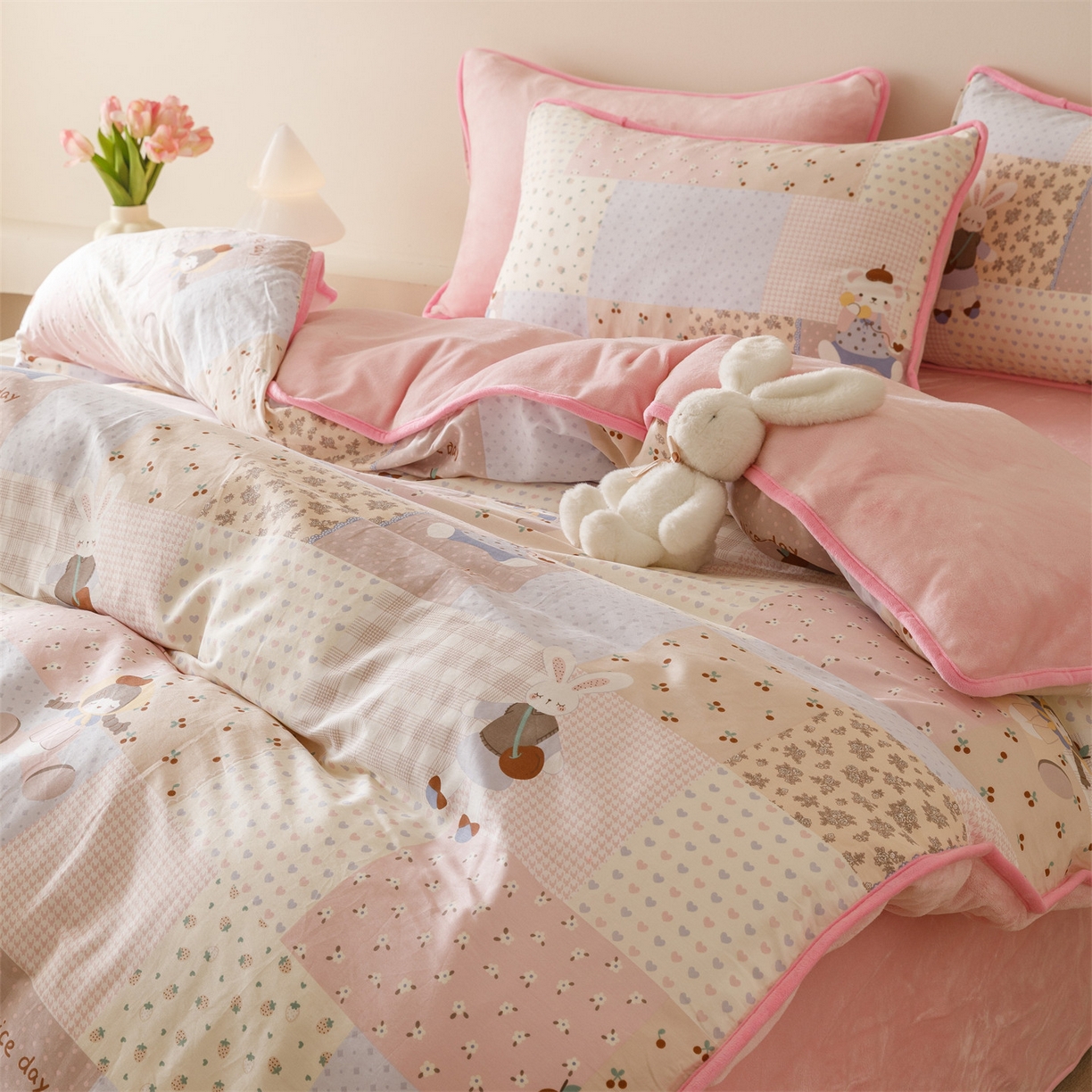 91家纺网 家纺一手货源 找家纺 红粉佳人家纺 2025新款A类棉加绒印花四件套 快乐聚会