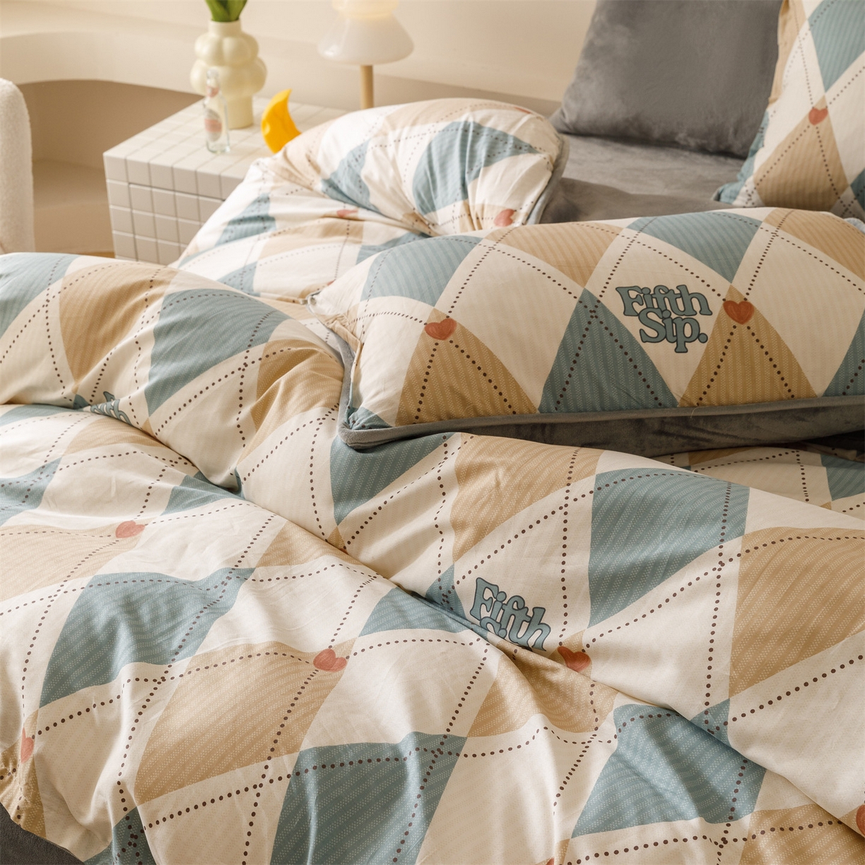 91家纺网 家纺一手货源 找家纺 红粉佳人家纺 2025新款A类棉加绒印花四件套 棱柱极光