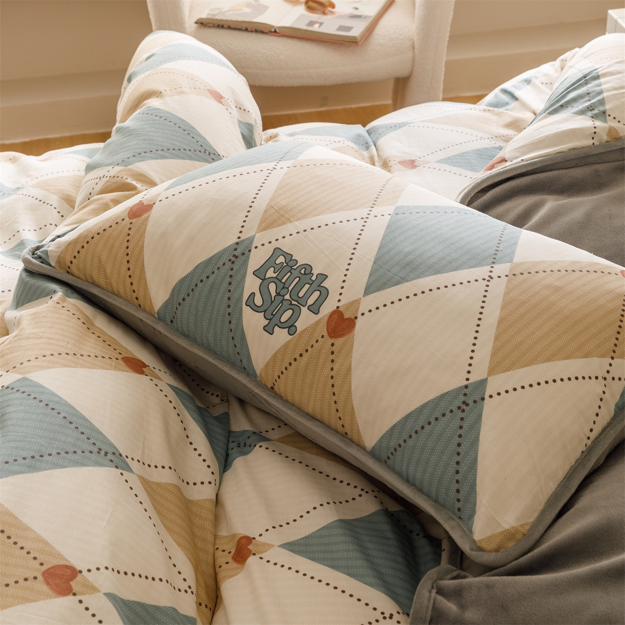 91家纺网 家纺一手货源 找家纺 红粉佳人家纺 2025新款A类棉加绒印花四件套 棱柱极光