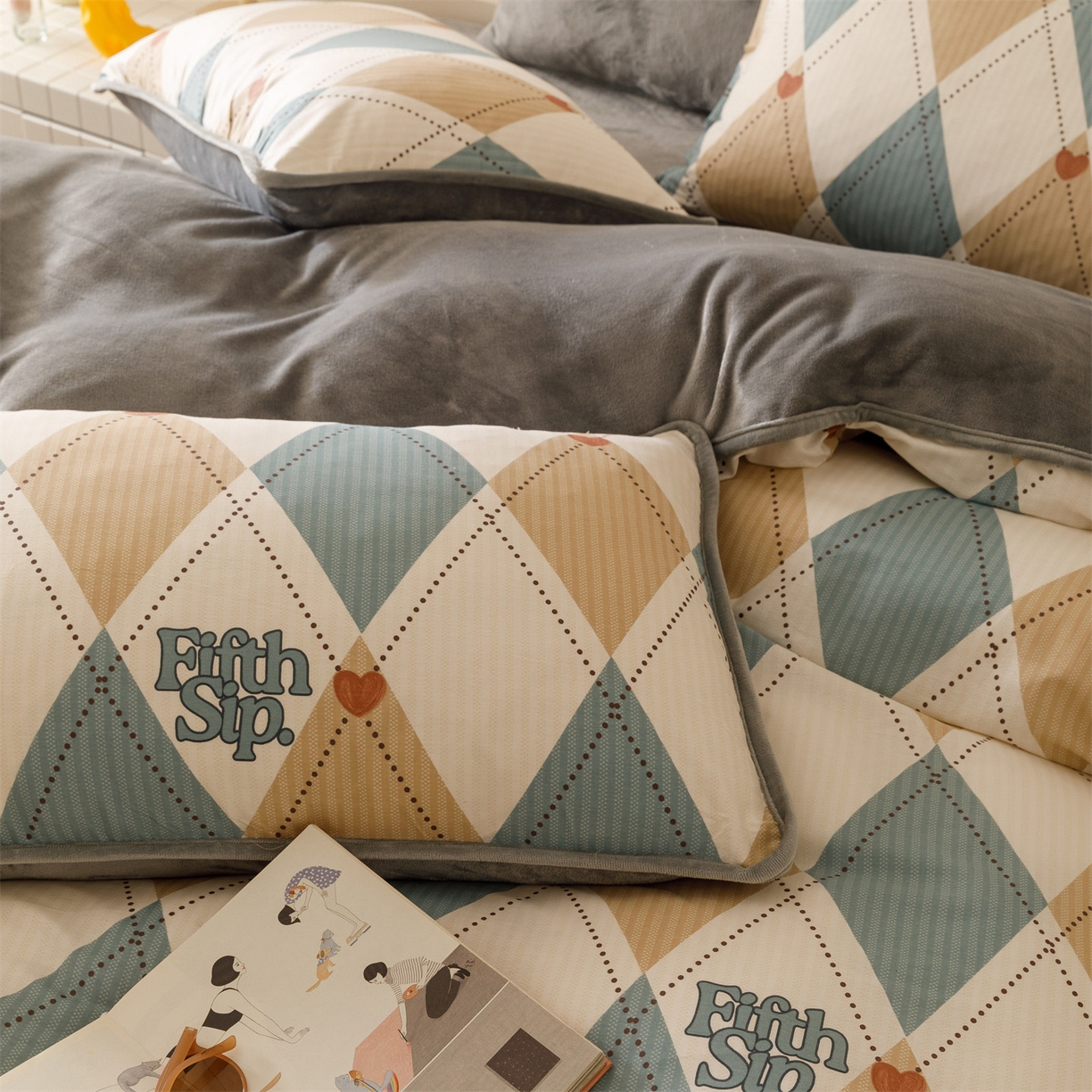 91家纺网 家纺一手货源 找家纺 红粉佳人家纺 2025新款A类棉加绒印花四件套 棱柱极光