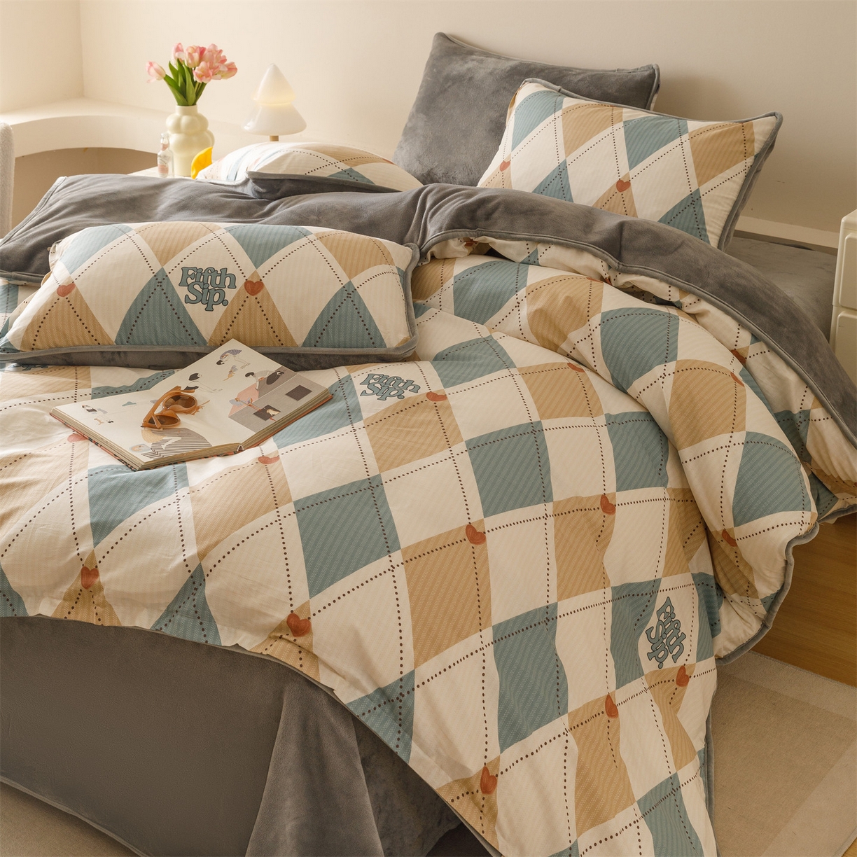 91家纺网 家纺一手货源 找家纺 红粉佳人家纺 2025新款A类棉加绒印花四件套 棱柱极光