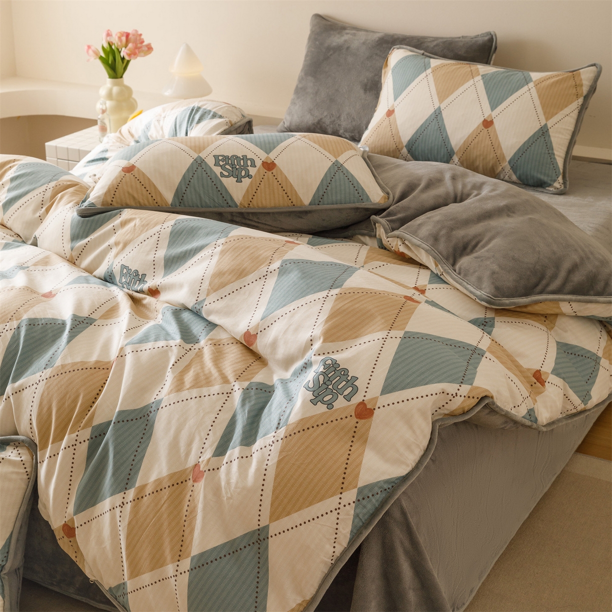 91家纺网 家纺一手货源 找家纺 红粉佳人家纺 2025新款A类棉加绒印花四件套 棱柱极光