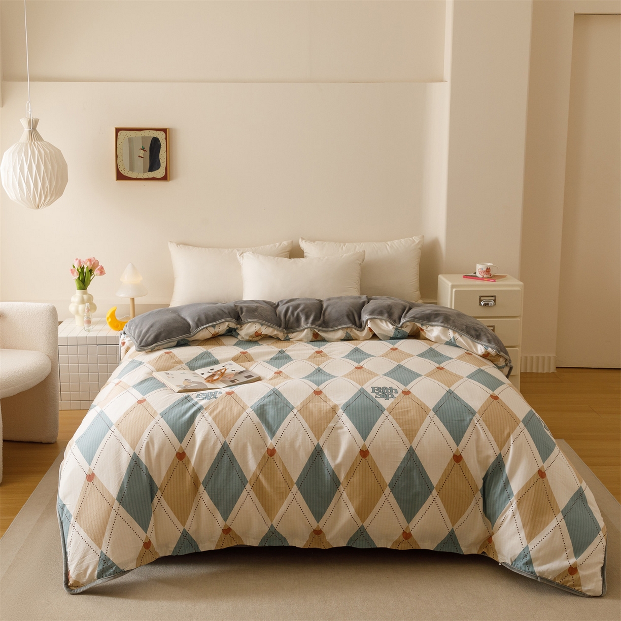 91家纺网 家纺一手货源 找家纺 红粉佳人家纺 2025新款A类棉加绒印花四件套 棱柱极光