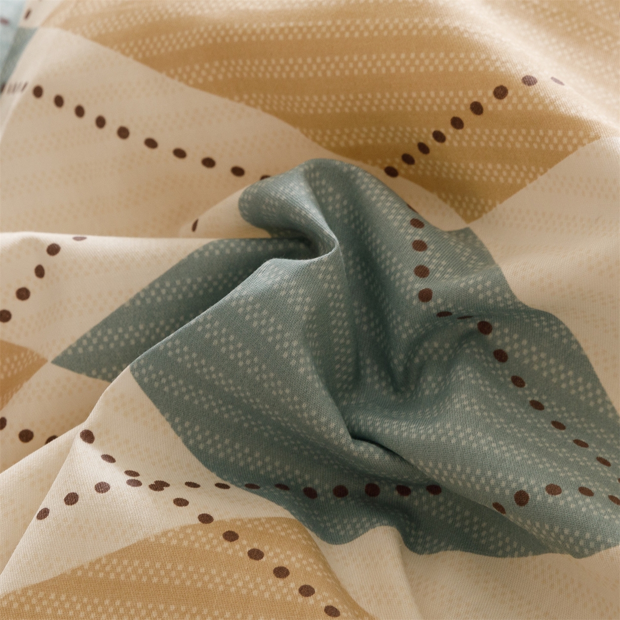 91家纺网 家纺一手货源 找家纺 红粉佳人家纺 2025新款A类棉加绒印花四件套 棱柱极光