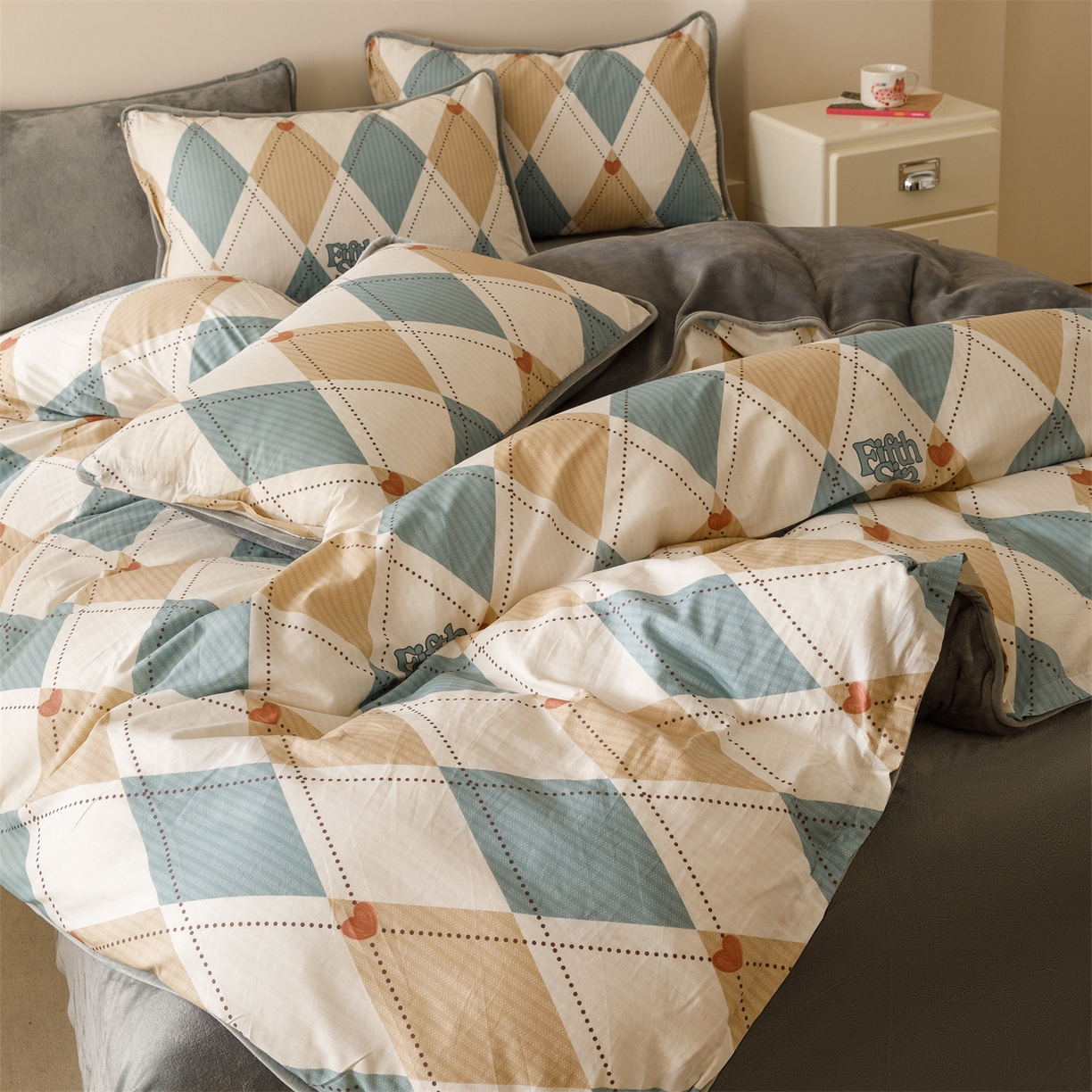 91家纺网 家纺一手货源 找家纺 红粉佳人家纺 2025新款A类棉加绒印花四件套 棱柱极光