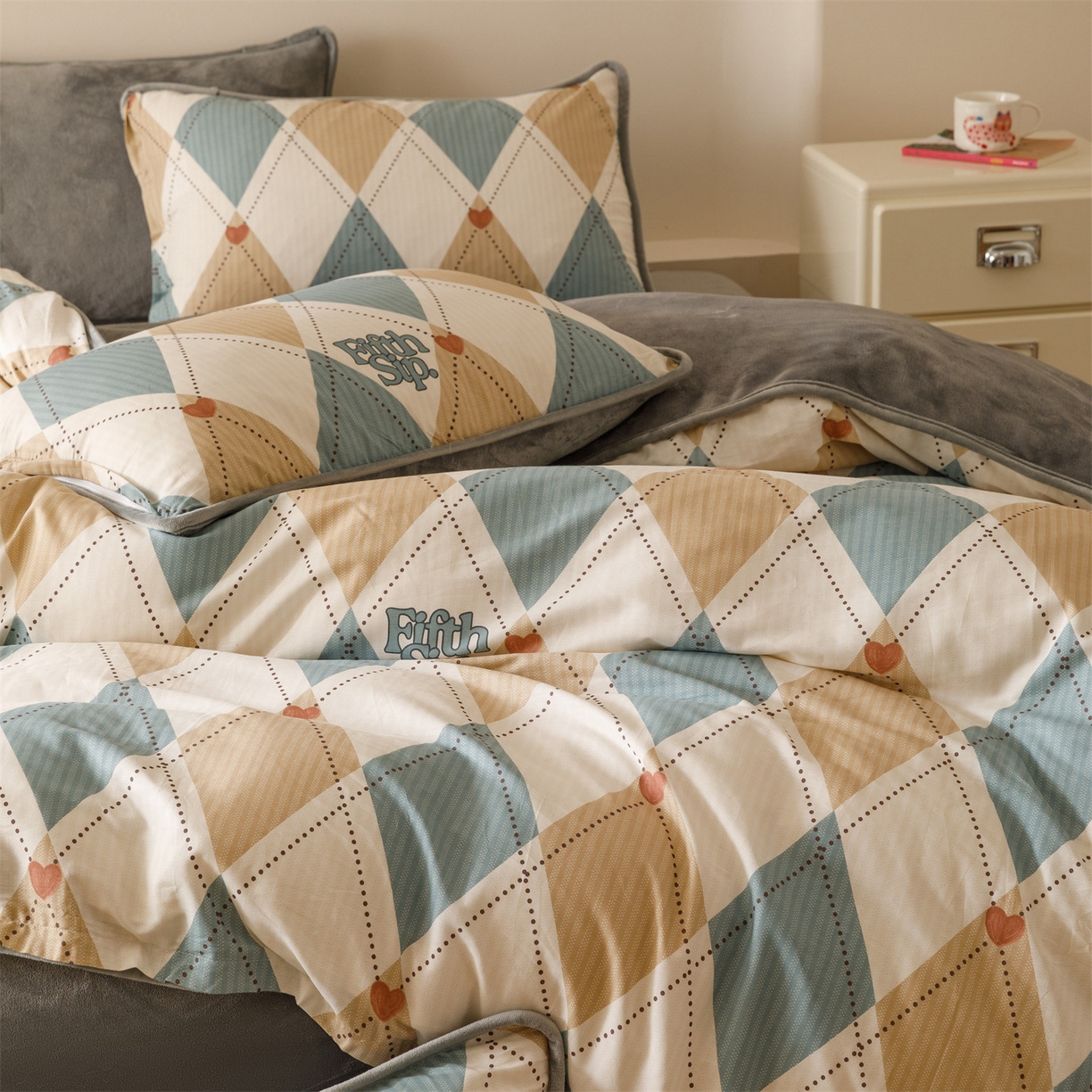 91家纺网 家纺一手货源 找家纺 红粉佳人家纺 2025新款A类棉加绒印花四件套 棱柱极光