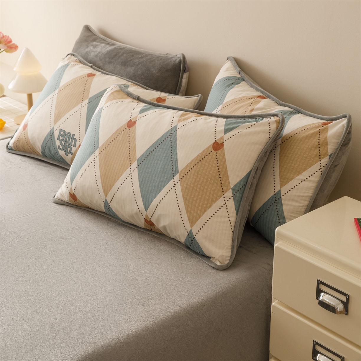 91家纺网 家纺一手货源 找家纺 红粉佳人家纺 2025新款A类棉加绒印花四件套 棱柱极光