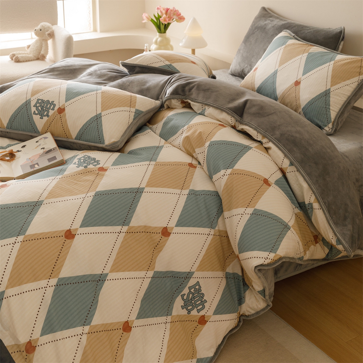 91家纺网 家纺一手货源 找家纺 红粉佳人家纺 2025新款A类棉加绒印花四件套 棱柱极光