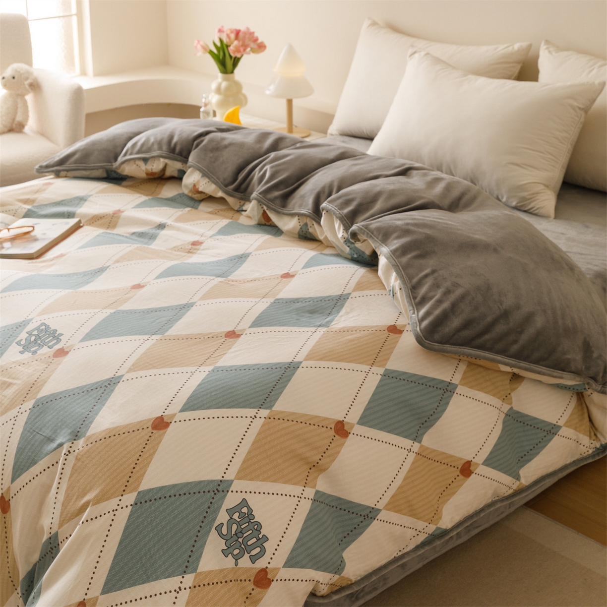 91家纺网 家纺一手货源 找家纺 红粉佳人家纺 2025新款A类棉加绒印花四件套 棱柱极光