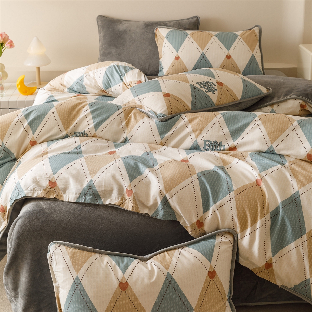 91家纺网 家纺一手货源 找家纺 红粉佳人家纺 2025新款A类棉加绒印花四件套 棱柱极光