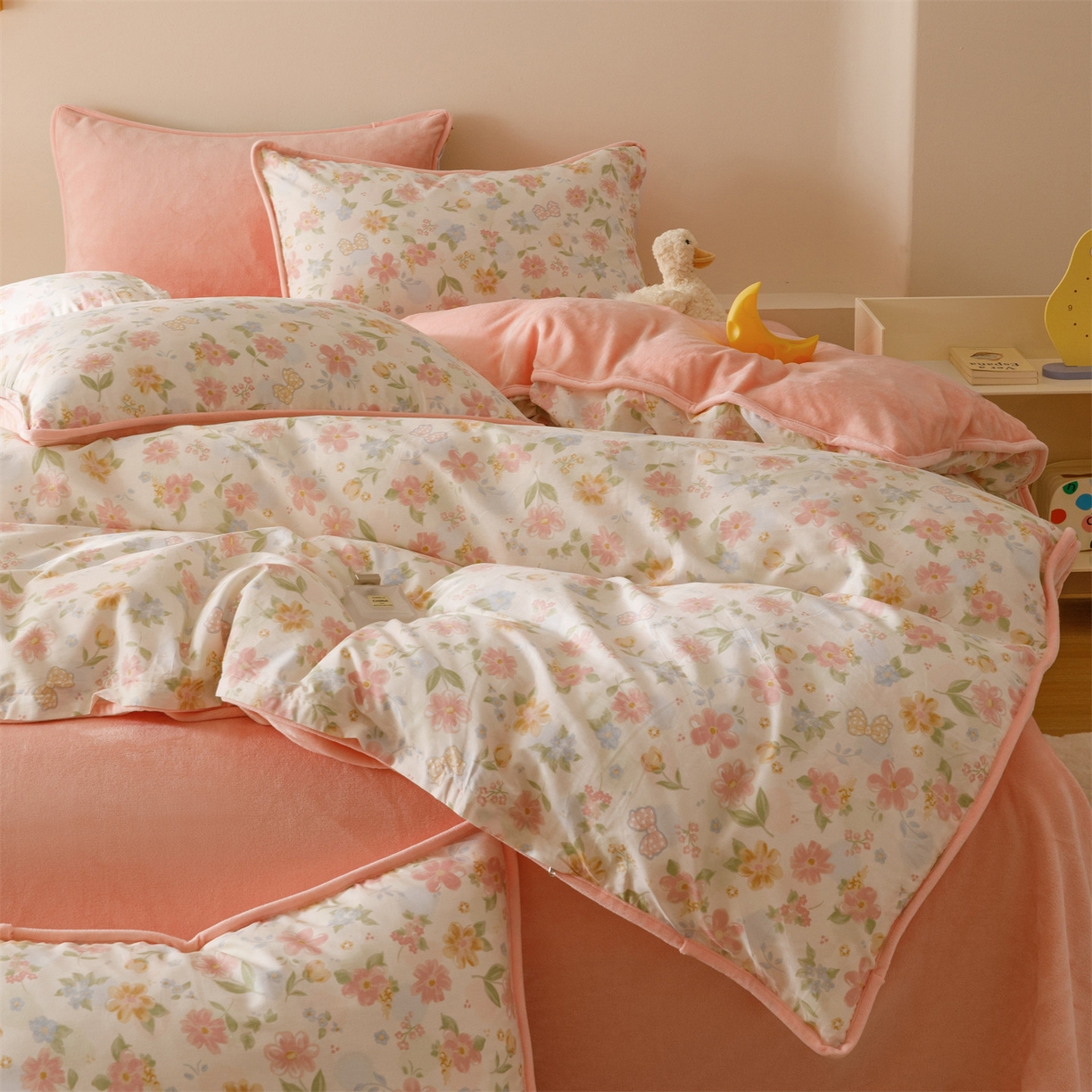 91家纺网 家纺一手货源 找家纺 红粉佳人家纺 2025新款A类棉加绒印花四件套 满园芳华