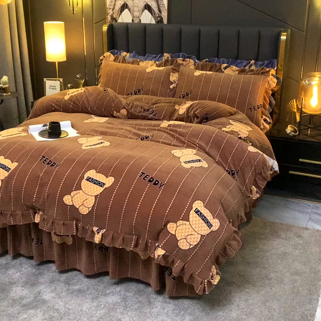 91家纺网 家纺一手货源 找家纺 睡美人 2025新款韩版印花牛奶绒床裙款四件套 贝贝熊-咖