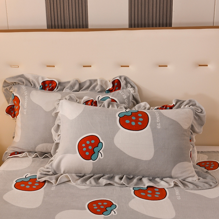 91家纺网 家纺一手货源 找家纺 睡美人 2025新款韩版印花牛奶绒床裙款四件套 草莓派