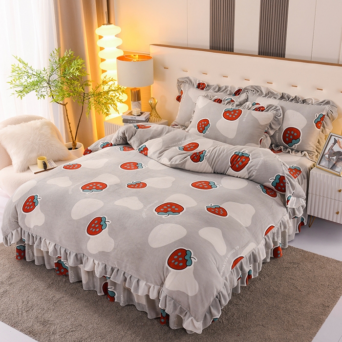 91家纺网 家纺一手货源 找家纺 睡美人 2025新款韩版印花牛奶绒床裙款四件套 草莓派