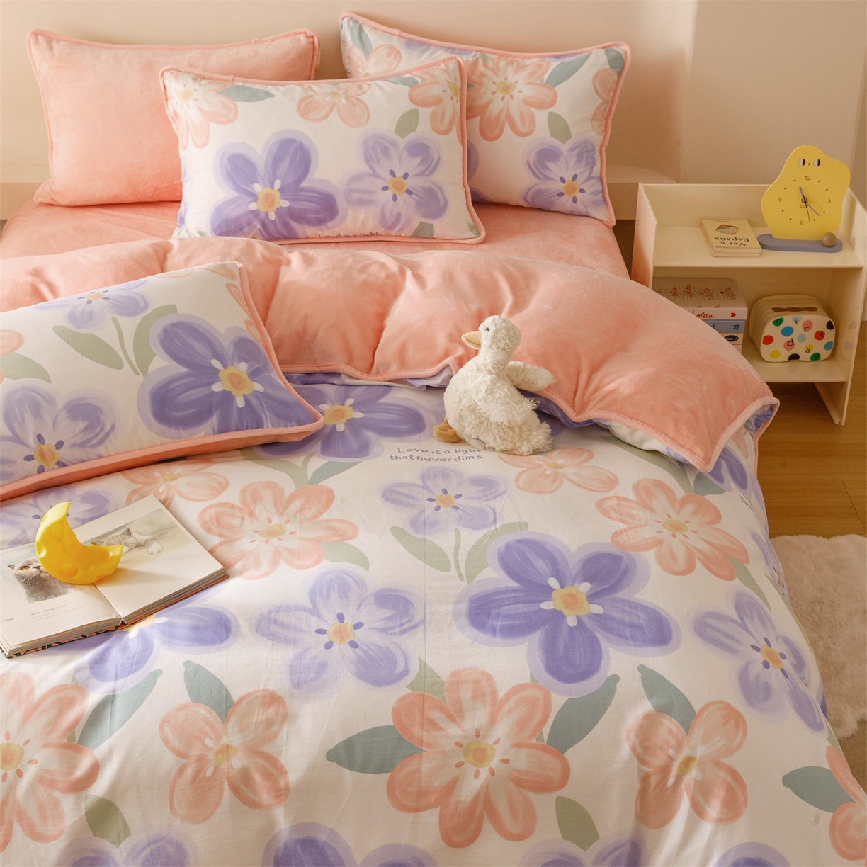 91家纺网 家纺一手货源 找家纺 红粉佳人家纺 2025新款A类棉加绒印花四件套 梦幻花海