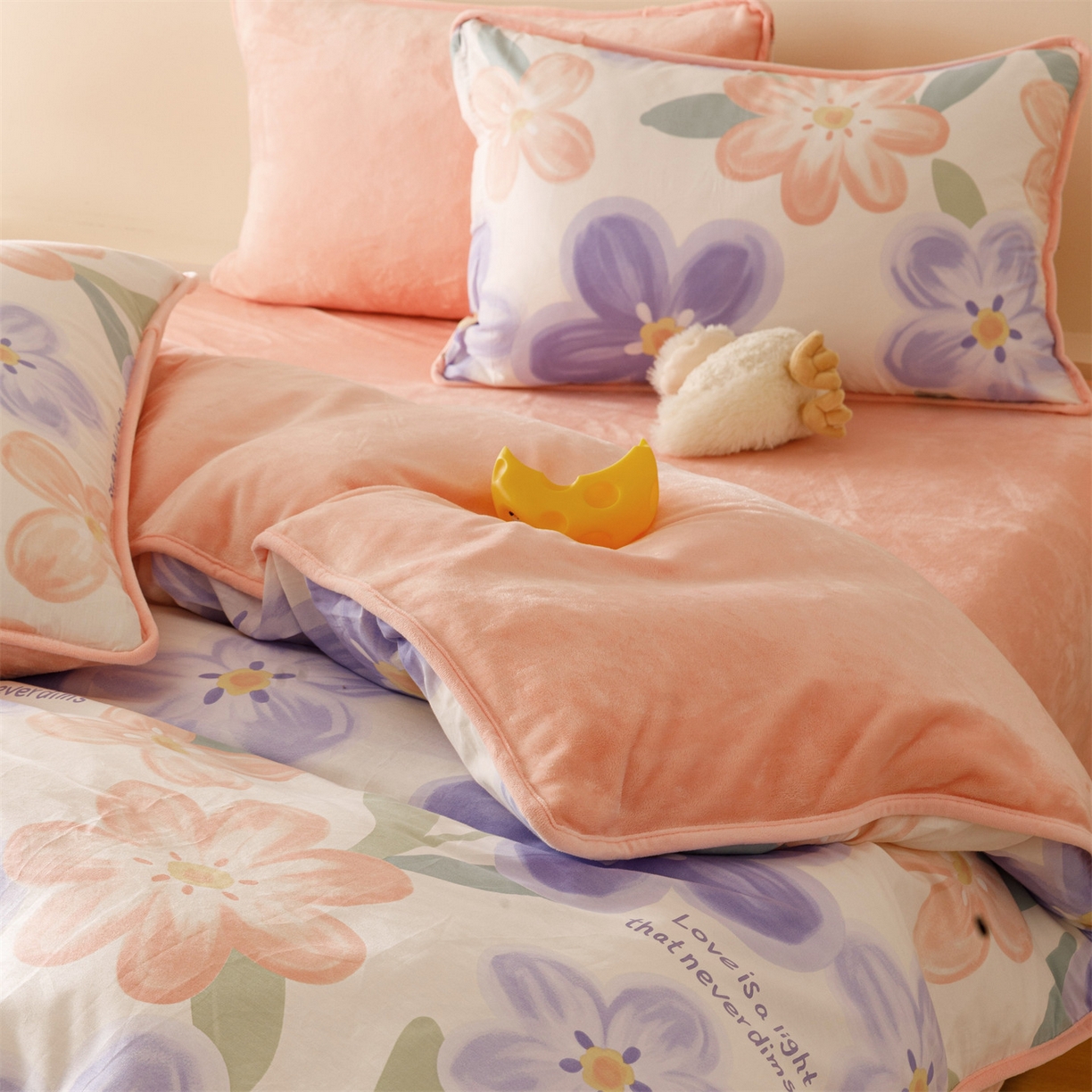 91家纺网 家纺一手货源 找家纺 红粉佳人家纺 2025新款A类棉加绒印花四件套 梦幻花海