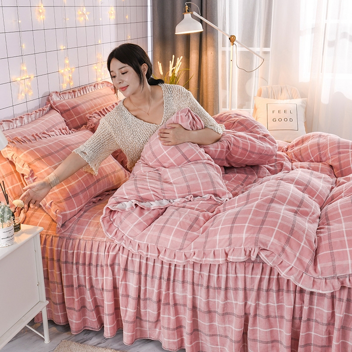 91家纺网 家纺一手货源 找家纺 睡美人 2025新款韩版印花牛奶绒床裙款四件套 格调豆沙