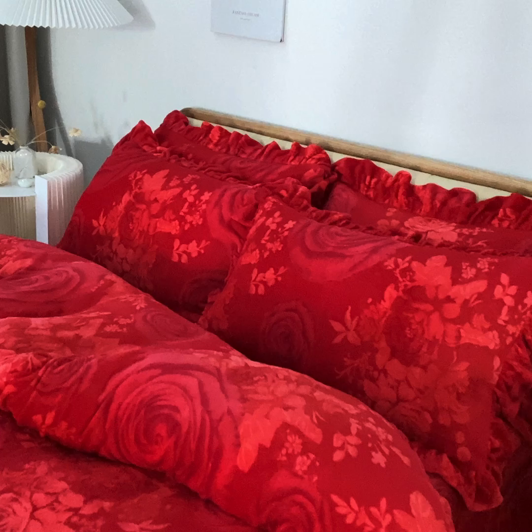 91家纺网 家纺一手货源 找家纺 睡美人 2025新款韩版印花牛奶绒床裙款四件套 玫瑰情缘
