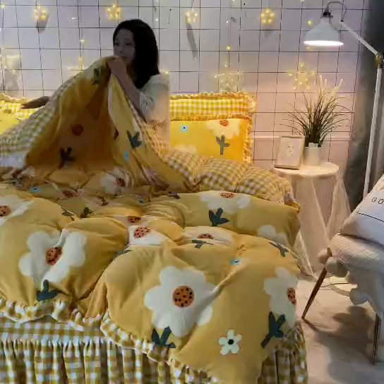 91家纺网 家纺一手货源 找家纺 睡美人 2025新款韩版印花牛奶绒床裙款四件套 天天向上 黄