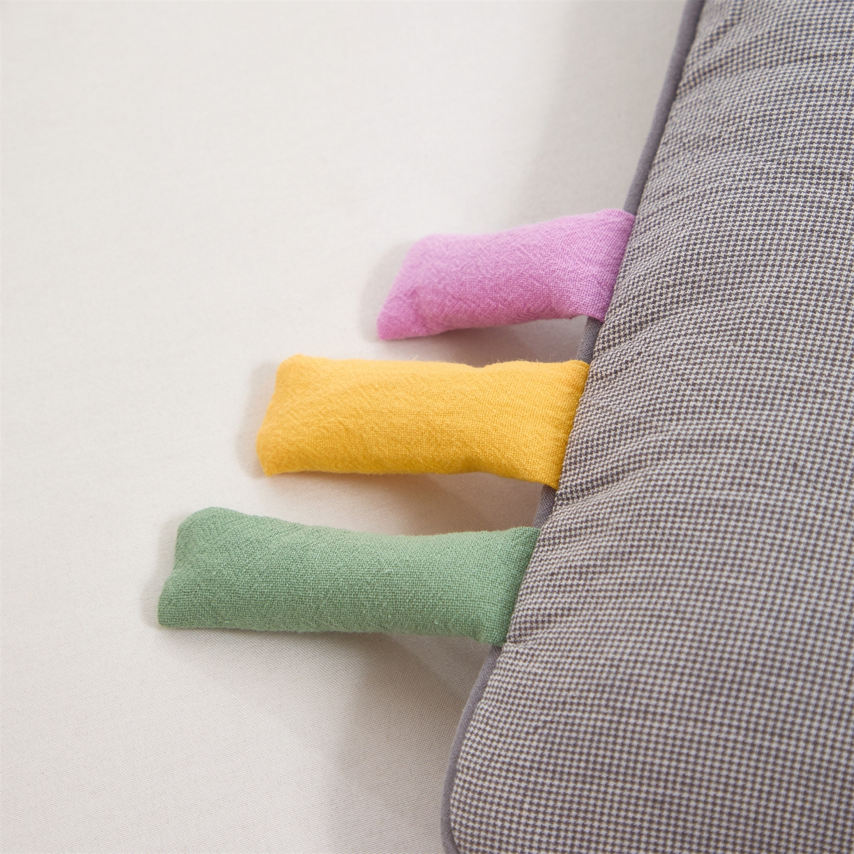 91家纺网 家纺一手货源 找家纺 （总）芯洲 2025新款全棉提花儿荞麦枕儿童卡通贴布绣款可爱动物派对枕头枕芯