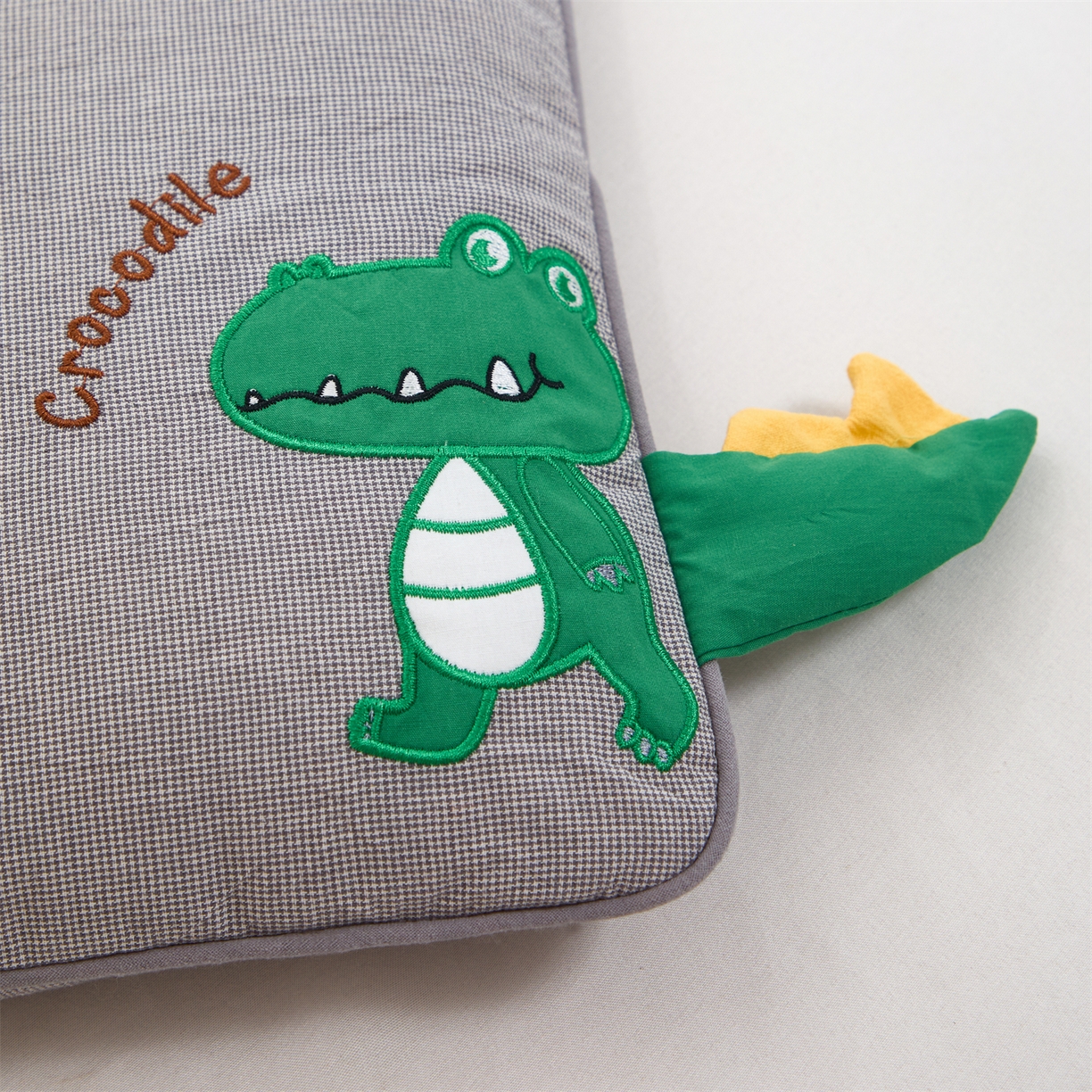 91家纺网 家纺一手货源 找家纺 芯洲 2025新款全棉提花儿荞麦枕儿童卡通贴布绣款可爱动物派对枕头枕芯 鳄鱼先生