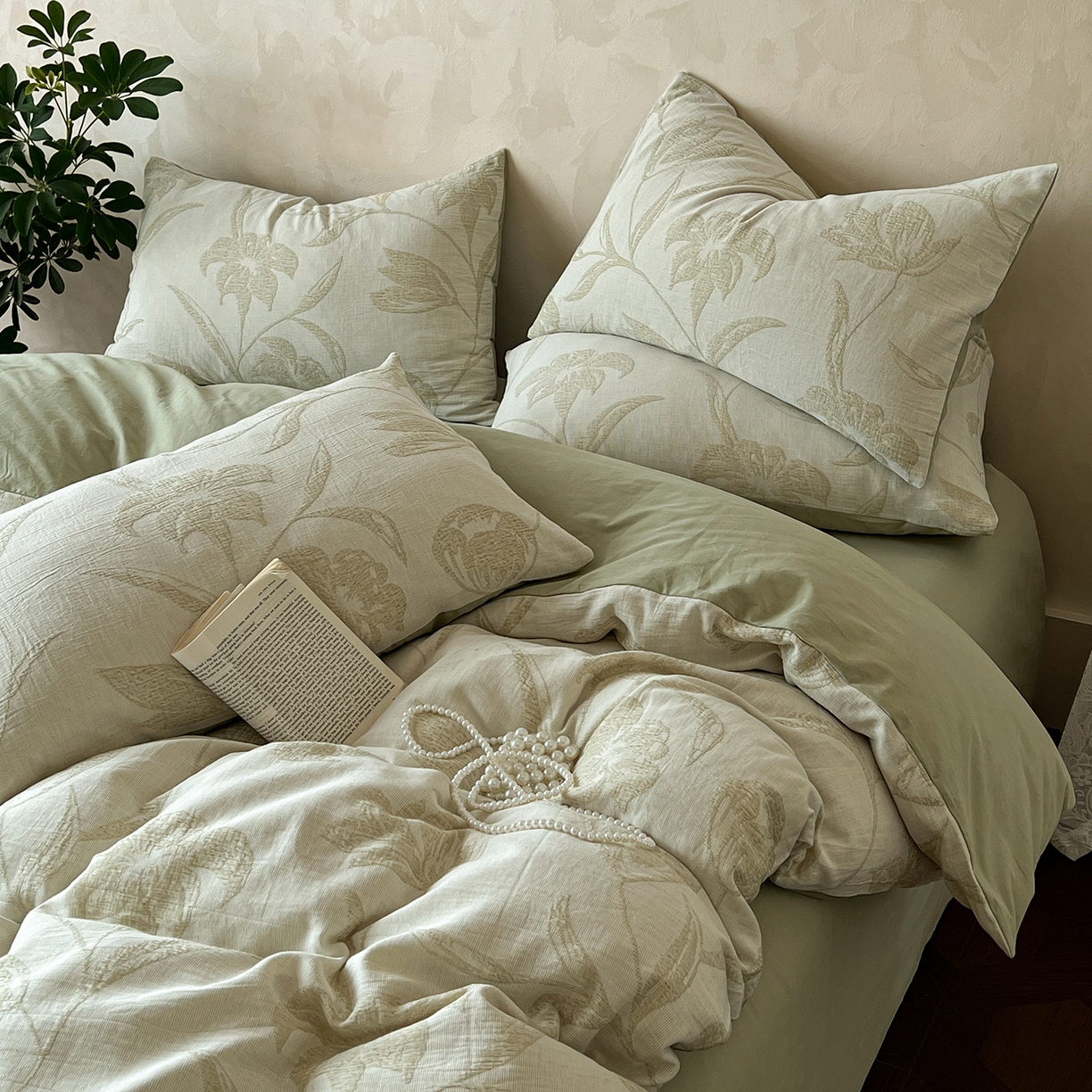 91家纺网 家纺一手货源 找家纺 田野 2025新款全棉三层纱提花磨毛系列四件套 花影如诗