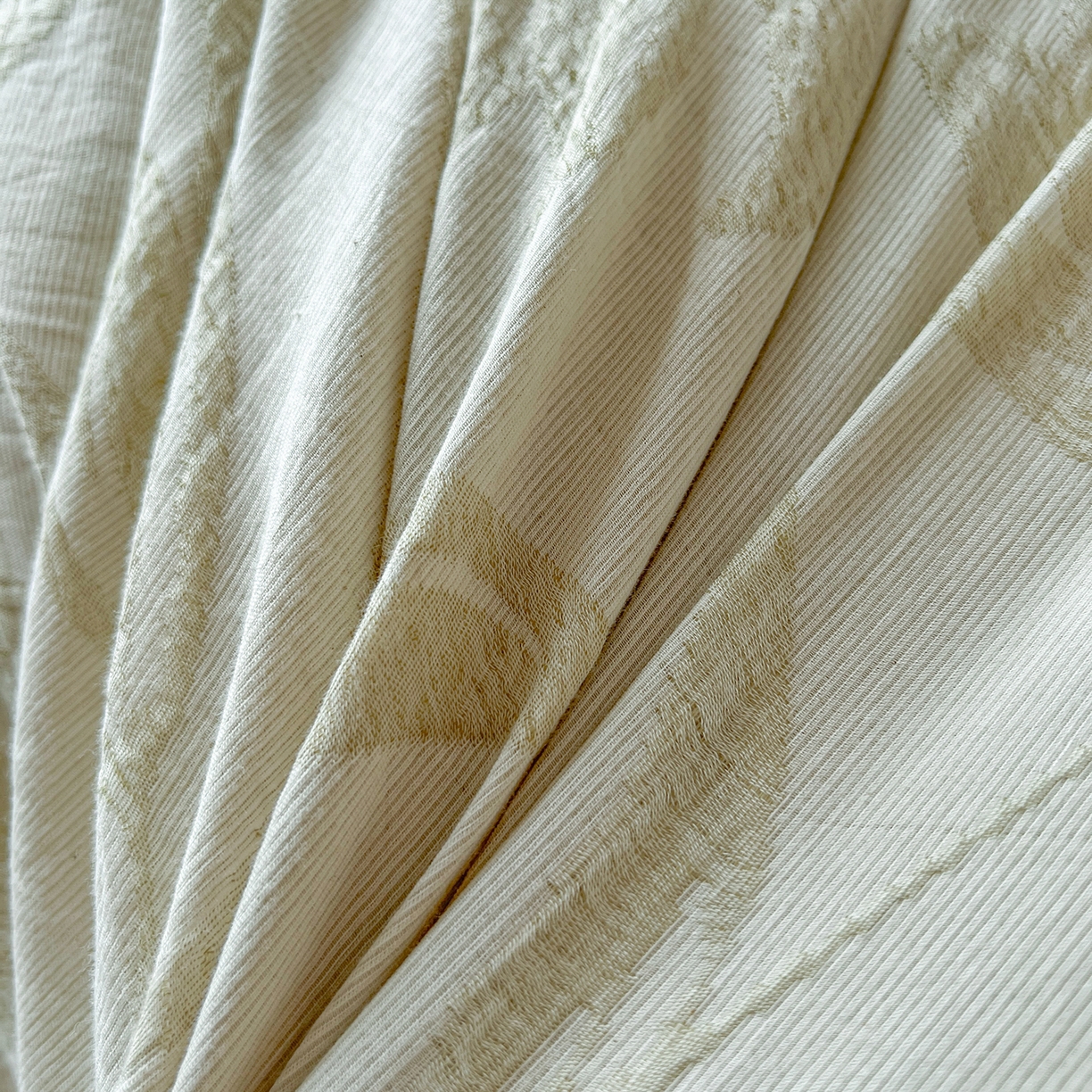 91家纺网 家纺一手货源 找家纺 田野 2025新款全棉三层纱提花磨毛系列四件套 花影如诗