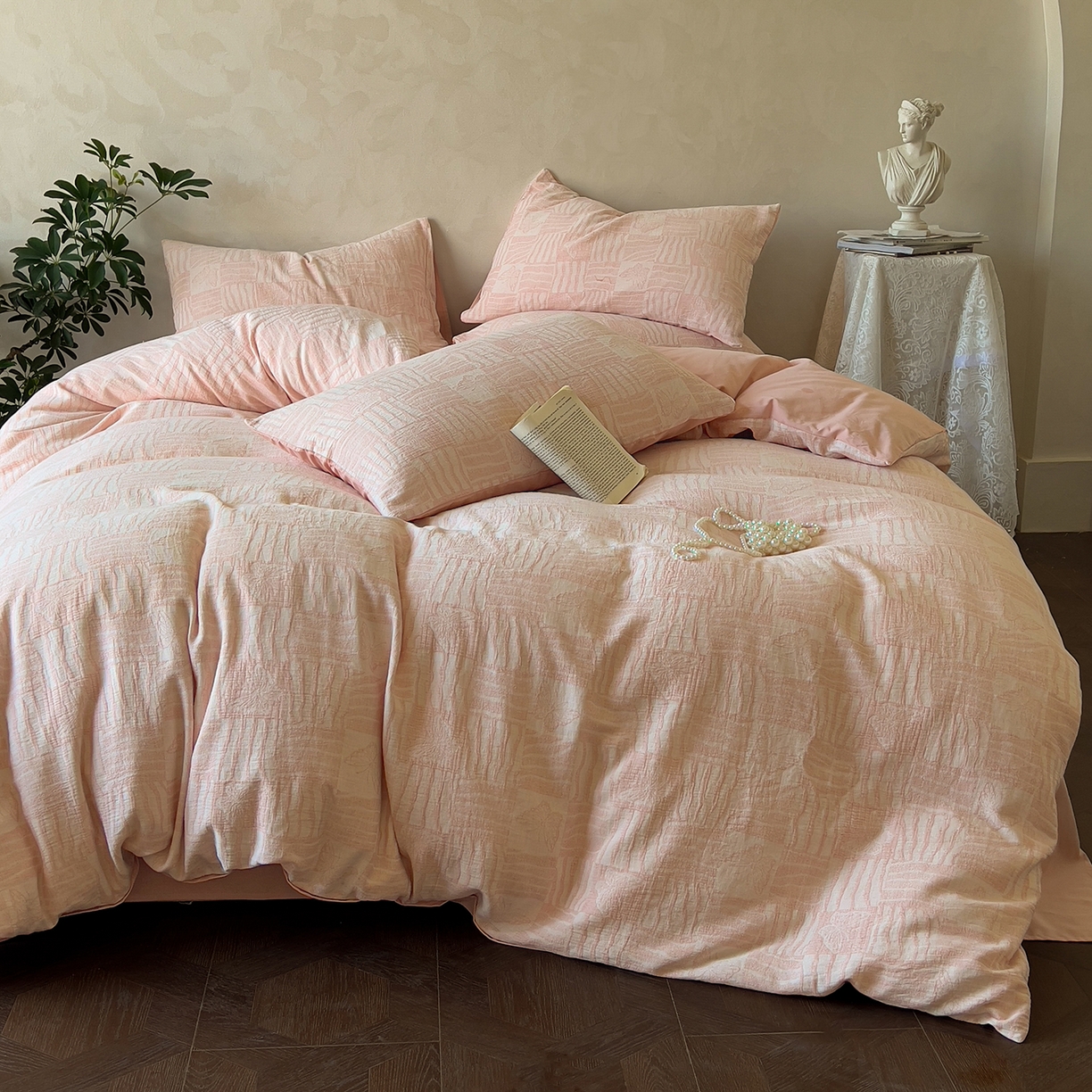 91家纺网 家纺一手货源 找家纺 田野 2025新款全棉三层纱提花磨毛系列四件套 梦境之翼-粉